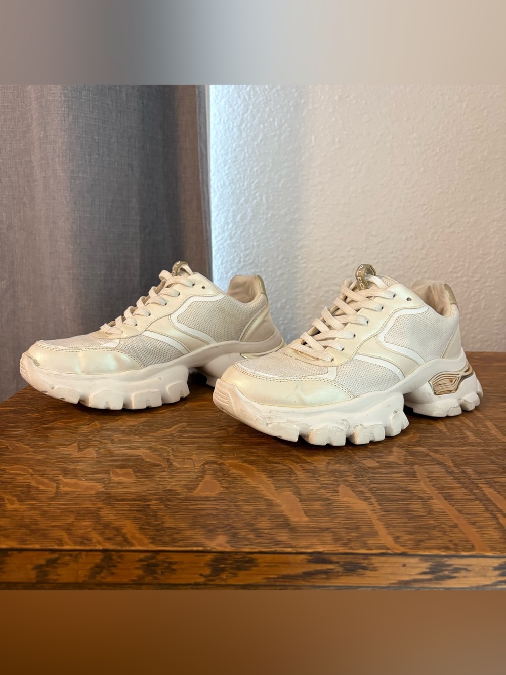 ALDO Enzia Women’s Low Top Sneakers Size 8 White Gold Chunky Shoes